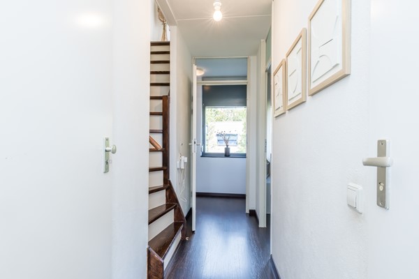 Foto - Verkocht onder voorbehoud: Instapklare ruime tussenwoning uit 1997 met 3 slaapkamers, moderne badkamer, tuin en garage in Heerlen